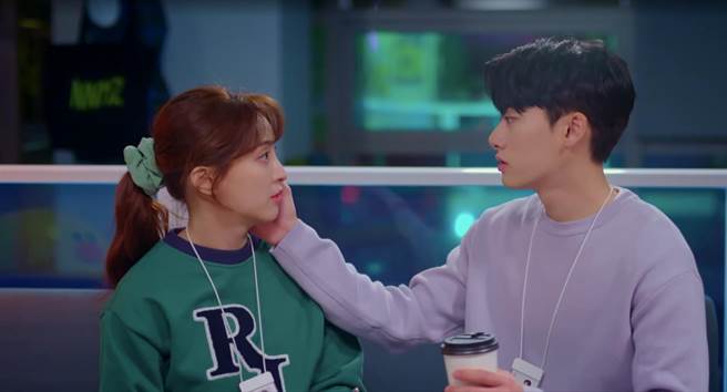 郑惠成（左）、李元祯在《杂志社生存战》中大谈社内恋爱。（MyVideo提供）