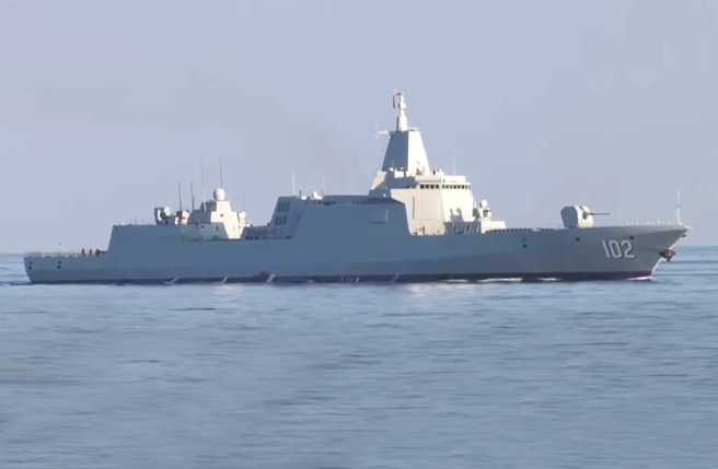 中方海軍055型驅逐艦2艦「拉薩」號2月連續進行5天海上演訓的畫面。（中國海軍）