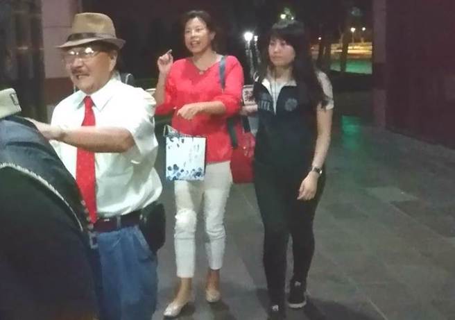 张秀叶(中)表示，去年就返回上海探亲，根本没收到传票通知。资料照片