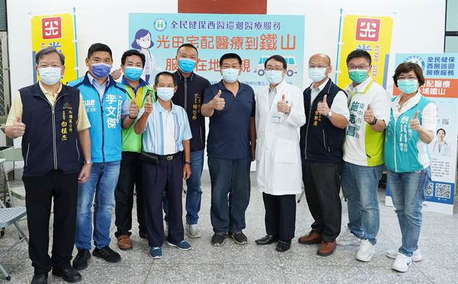 光田一般内科王少君医师表示，巡迴医疗可以服务更多鐡山里的长者。（光田医院提供）