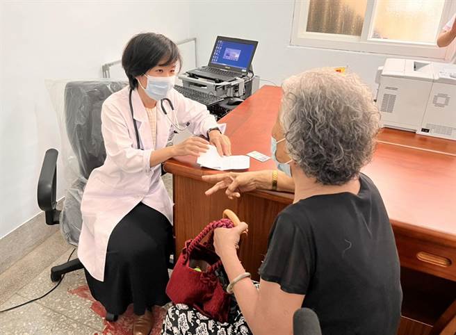 光田内科医疗团队进驻外埔乡鐡山里，服务海线长辈看病不用再疲于奔波。（光田医院提供）