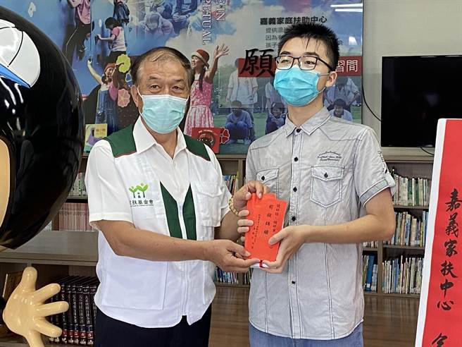 嘉義家扶中心主委黃國芳頒贈獎勵金恭喜及期勉陳璿吉。（廖素慧攝）