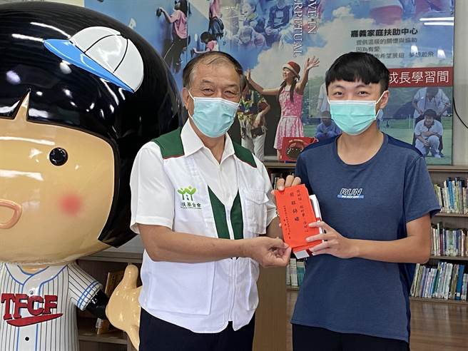 嘉義家扶中心主委黃國芳頒贈獎勵金恭喜及期勉林佑穎。（廖素慧攝）