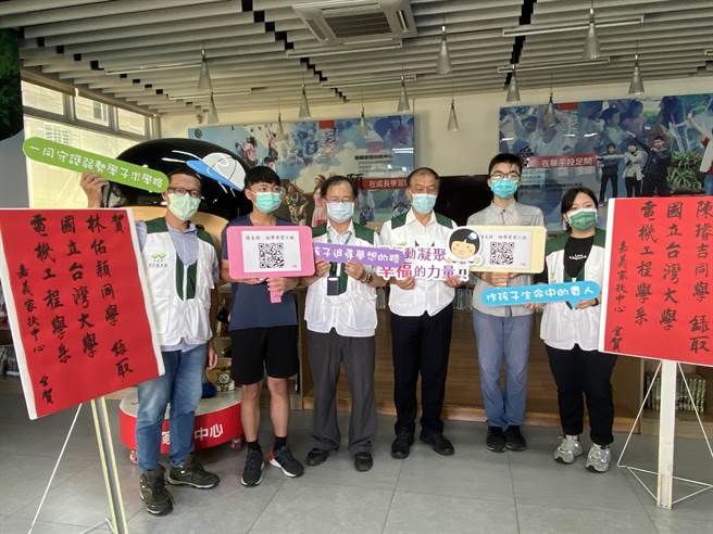 陳璿吉、林佑穎錄取台大電機，感謝嘉義家扶的扶助人捐款助學。（廖素慧攝）