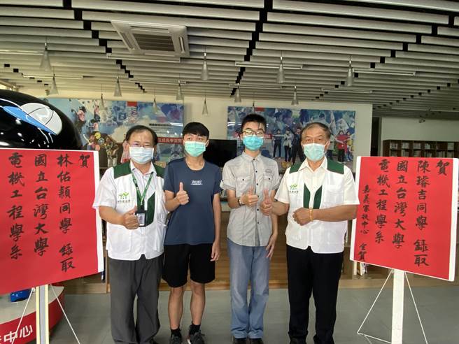 陳璿吉、林佑穎錄取台大電機，期盼更多暖心人捐款助學。（廖素慧攝）
