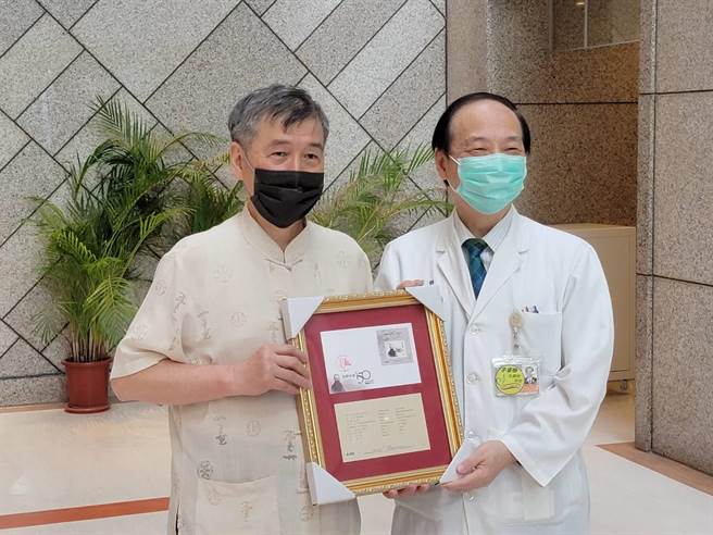 沈祯（左）将马偕纪念邮票首日封赠台东马偕院长王功亮（右）。（蔡旻妤摄）