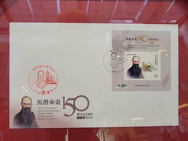 沈祯将马偕纪念邮票首日封赠台东马偕医院。（蔡旻妤摄）