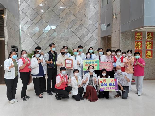 沈祯将马偕纪念邮票首日封赠台东马偕医院。（蔡旻妤摄）