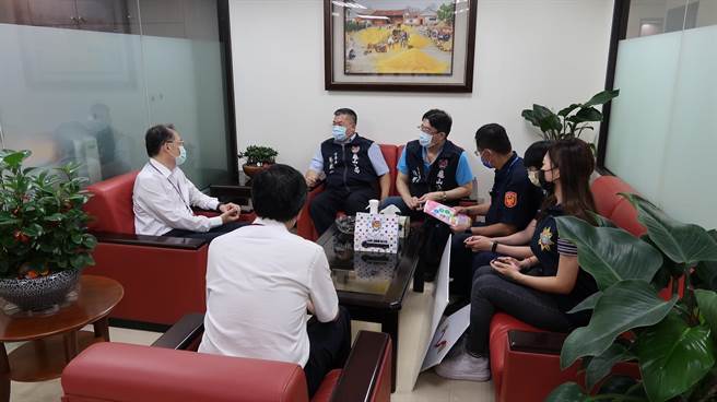 龟山警分局长蔡启仁率同侦查队长陈朋翔及派出所所长等人前往辖内银行、邮局、农会信用部等金融机构，讲授临柜关怀提问及阻诈技巧。（翻摄照片）