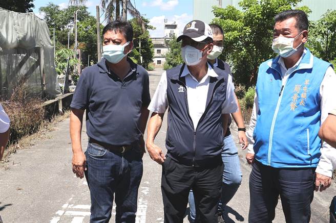 南投县长林明溱（中），7日会勘草屯镇农地重划区农路。（南投县政府提供／廖志晃南投传真）