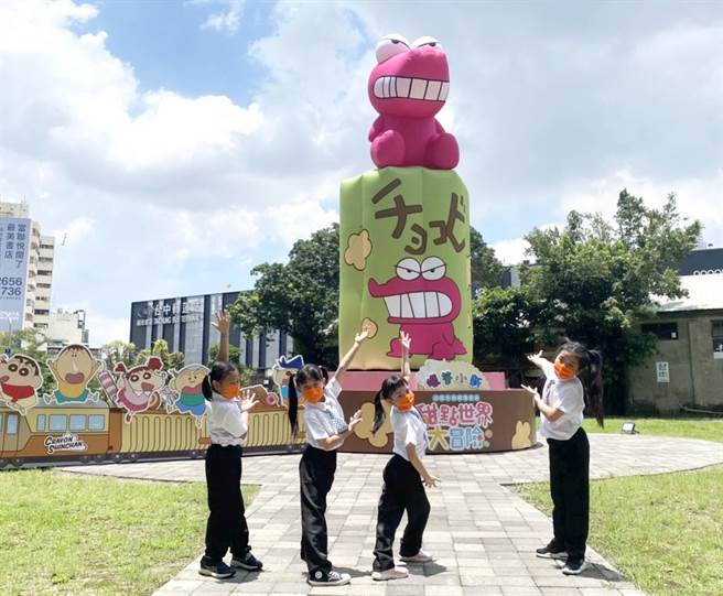 活动打卡景点高达6米的巧克比精神堡垒。（主办单位提供／陈淑芬台中传真）