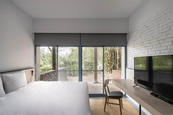 「烟波花时间 宜兰传艺」是四人同游绝佳选择，使用具温暖感受的木地板为建材，让卧室更具温馨感。（HotelsCombined提供）