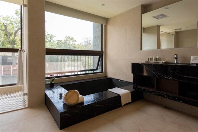 「馥丽温泉大饭店」让你在房间就能边泡温泉边观赏雪山山脉的壮丽。（HotelsCombined提供）