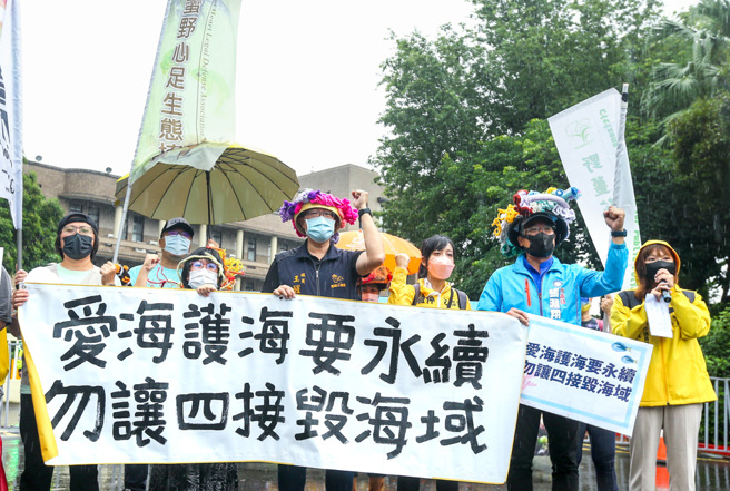 基隆「守護外木山行動小組」於「世界海洋日」上午，冒著大雨至行政院請願，要求行政院與經濟部停止錯誤選址，破壞基隆外木山海域的第4天然氣接收站規劃，造成基隆海洋與海域的生態浩劫。（資料照／粘耿豪攝）
