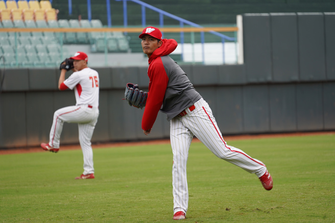 味全龙王维中因背伤休了约2周，6日开始恢復传接球。（资料照，味全龙提供）