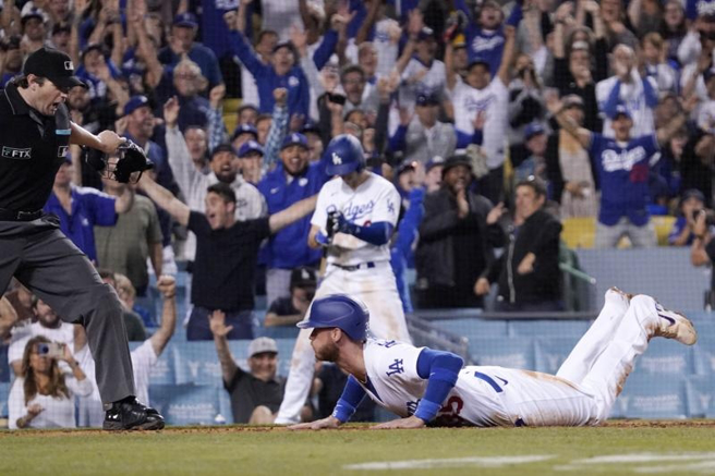 道奇Cody Bellinger滑回本垒得分。（美联社）