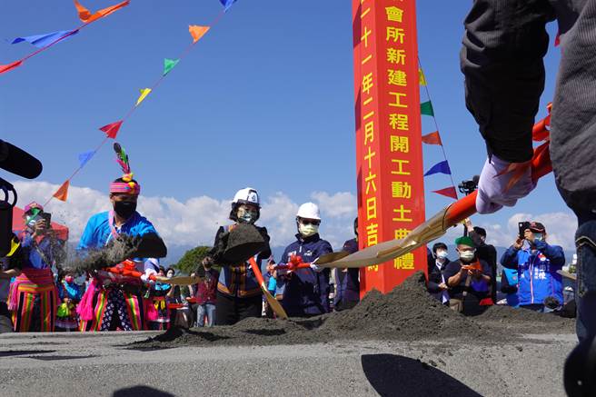 台东县府7日表示，因疫情导致工程无法履约的厂商，可向台东县府申请展延。图为工程开工画面。（蔡旻妤摄）
