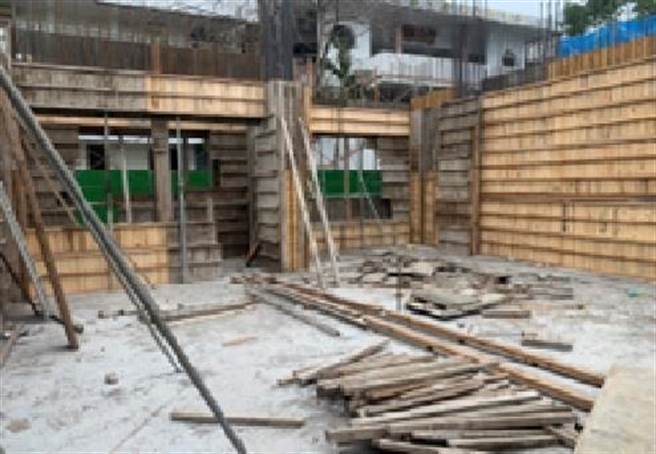 台东县府7日表示，因疫情导致工程无法履约的厂商，可向台东县府申请展延。图为工程施工画面。（蔡旻妤摄）