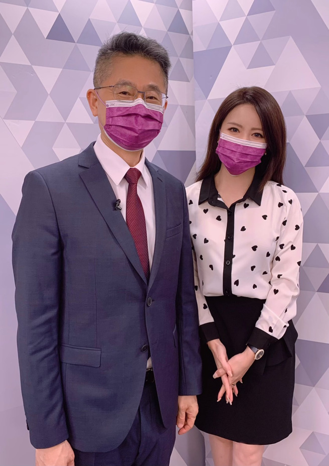 台湾运彩总经理林博泰(左)上时来运转节目，与主持人尉迟佩玉(右)谈运彩眉角。(林胜发摄)