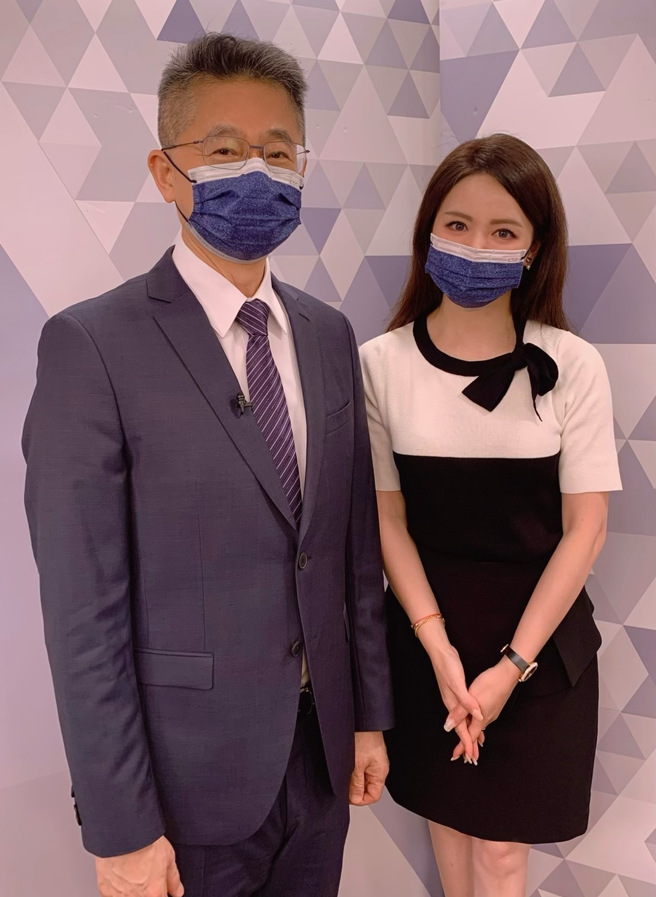 台湾运彩总经理林博泰(左)上时来运转节目，与主持人尉迟佩玉(右)谈运彩眉角。(林胜发摄)