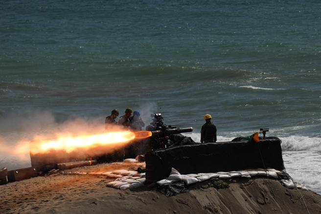 「天马操演」中，射手透过光学瞄准具及线控导引，使飞弹精准击中海面标靶。国防部提供