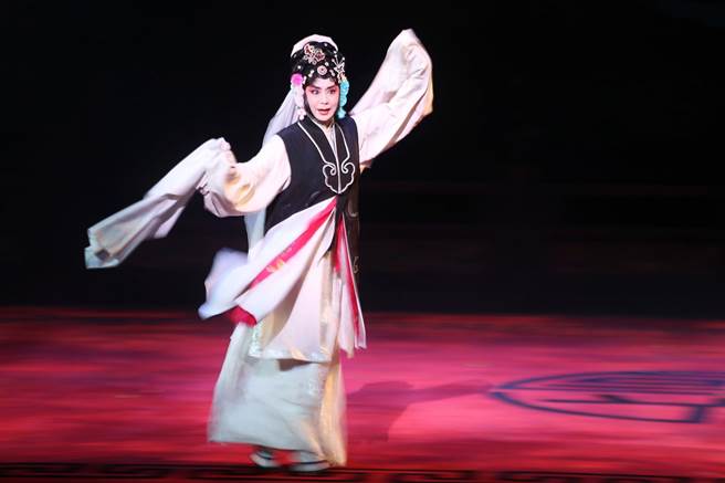 国光剧团新血黄宇琳本周末将举办专场，演出拿手的《痴梦》跟《活捉》，在《活捉》里她饰演为爱索命的女鬼，脚踩硬蹻，全身着地之处仅有脚指尖，展现飘忽平移的「鬼步」。（杜宜谙摄）