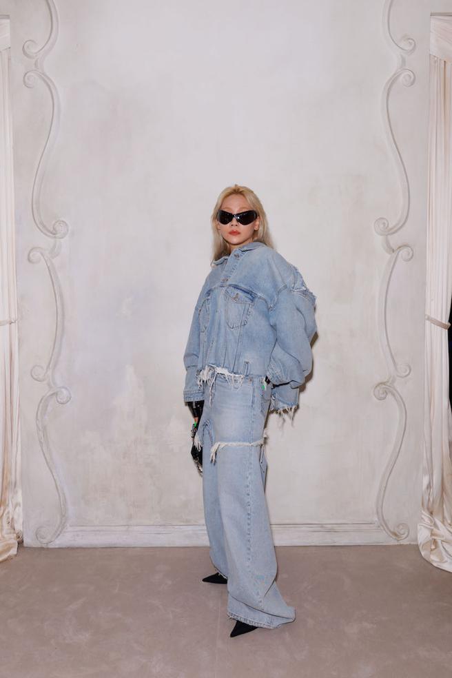 CL現身觀秀，丹寧拼接造型顯的有個性又不落俗套。（Balenciaga提供）