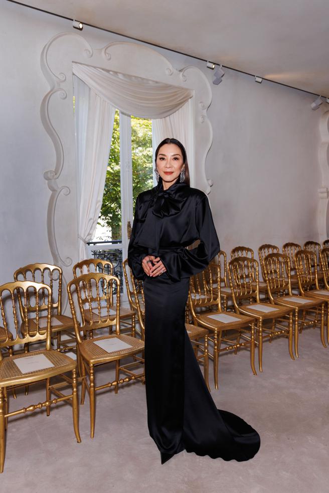 楊紫瓊身穿春季系列秀服現身，搭配大件珠寶聲勢驚人。（Balenciaga提供）