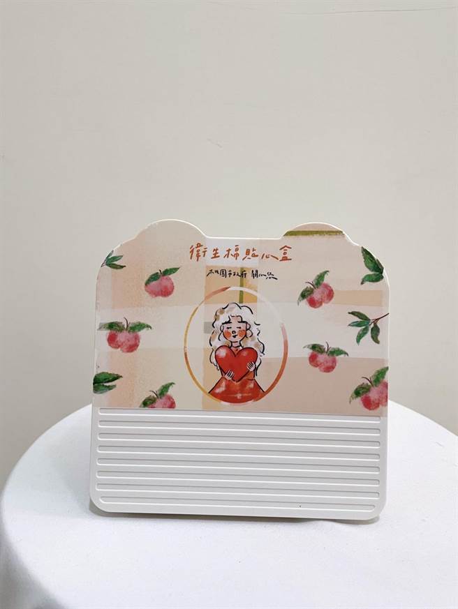 為避免女性遇到月經提早到，或者忘了帶衛生棉，桃園市社會局在各區公所、社福場館女廁放置「衛生棉貼心盒」。（賴佑維攝）