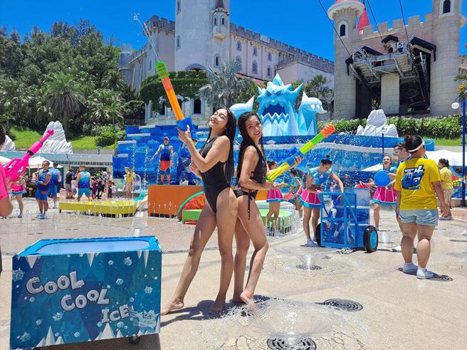 （遠雄海洋公園「海洋冰風暴2之冰怪來襲」，表演現場會有人與遊客互動。圖／遠雄海洋公園）