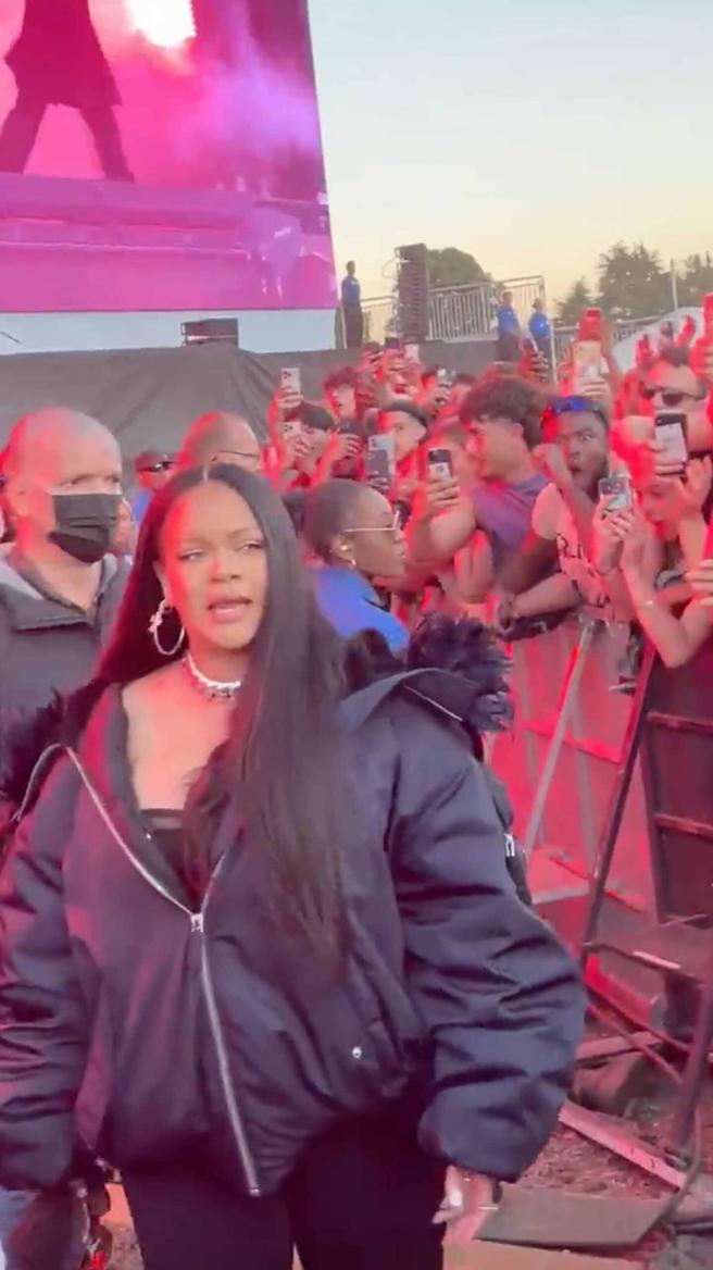 蕾哈娜日前以Prada飞行夹克与男友A$AP出席无线音乐节。（CFP