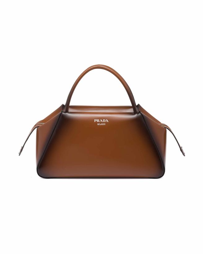 Prada 皮革手提保龄球包，13万元。（Prada提供）