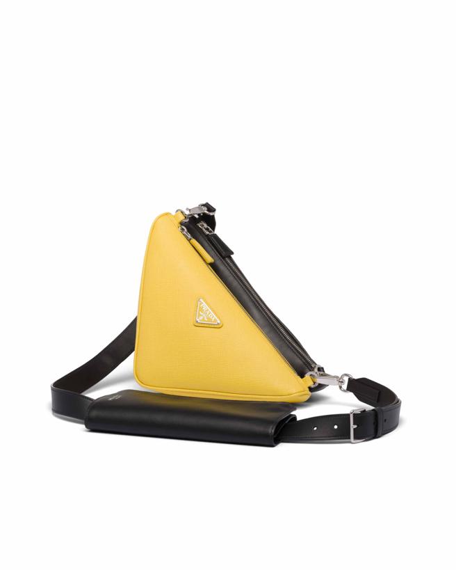 Prada 三角肩背包，10万5000元。（Prada提供）