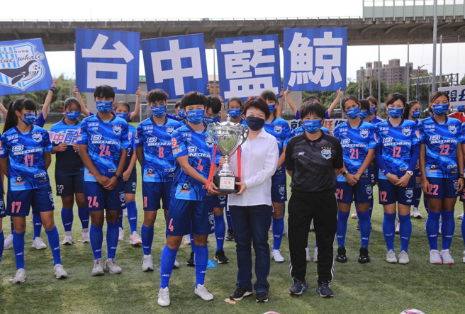 台中蓝鲸由队长赖韦汝代表，将去年木兰联赛冠军奖杯献给台中市长卢秀燕。（台中市运动局提供）