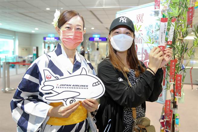 来台学习英文已经三年多的旅客渡边美优（右）表示，因为疫情的关系已经一年多没有回家，这次特别利用暑假期间返回日本探望家人，预计八月份再回到台湾，她也在许愿福籤上写下心愿，希望这一年家人与朋友都能健康的过生活。（陈麒全摄）