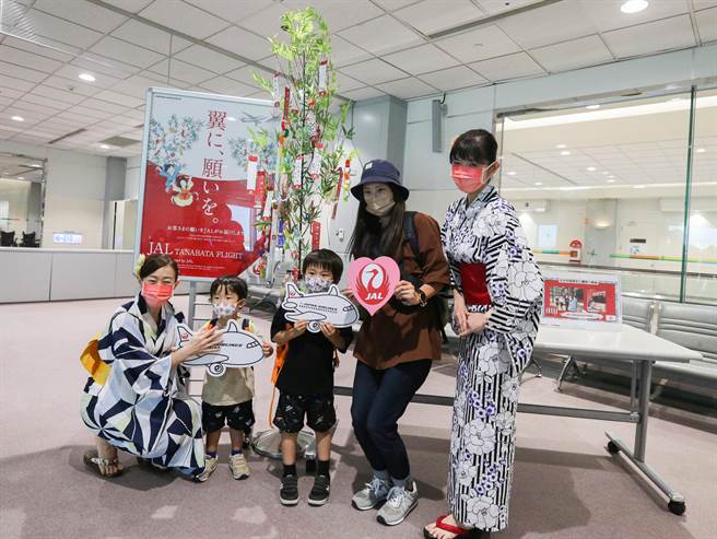日本航空公司为了与乘客分享幸福，7日上午在日航JL-802飞东京班机的候机室举办七夕祈福许愿活动，现场准备了「七夕许愿竹」以及「许愿福籤」。（陈麒全摄）