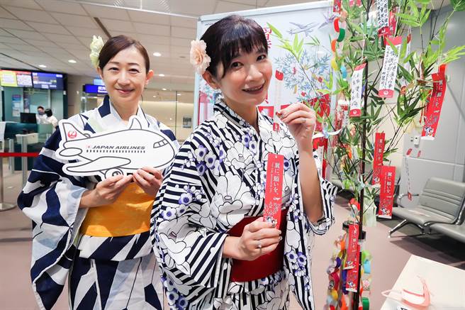 日本航空公司为了与乘客分享幸福，7日上午在日航JL-802飞东京班机的候机室举办七夕祈福许愿活动，现场准备了「七夕许愿竹」以及「许愿福籤」。（陈麒全摄）