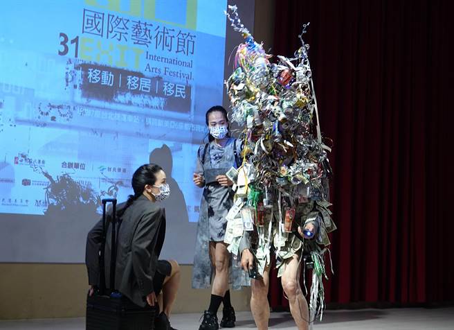 由世纪当代舞团首次与台北捷运合办《出口》国际艺术节，在台北捷运红线7个捷运站，有国内外不同领域艺术家、近百位表演者参与展览和演出。（姚志平摄）