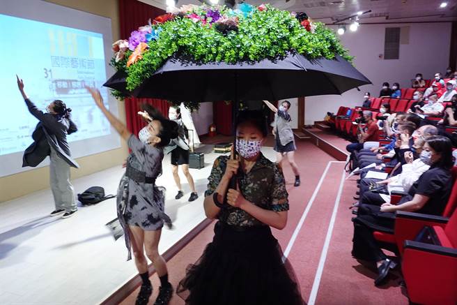 由世纪当代舞团首次与台北捷运合办《出口》国际艺术节，在台北捷运红线7个捷运站，有国内外不同领域艺术家、近百位表演者参与展览和演出。（姚志平摄）