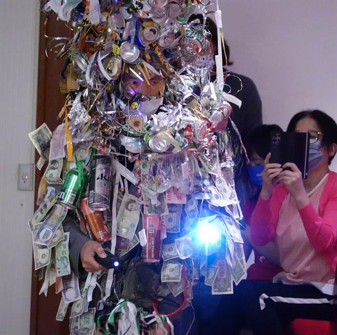 由世纪当代舞团首次与台北捷运合办《出口》国际艺术节，在台北捷运红线7个捷运站，有国内外不同领域艺术家、近百位表演者参与展览和演出。（姚志平摄）