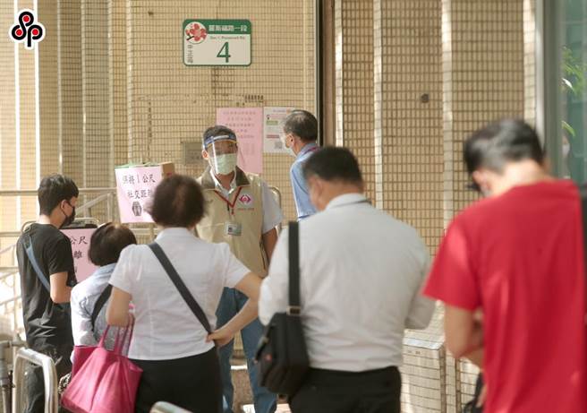 因應新冠肺炎，勞保局繼2020年、2021年後，今年再度提供勞職、就保保險費及雇主提繳的勞工退休金緩繳協助措施。（報系資料照）
