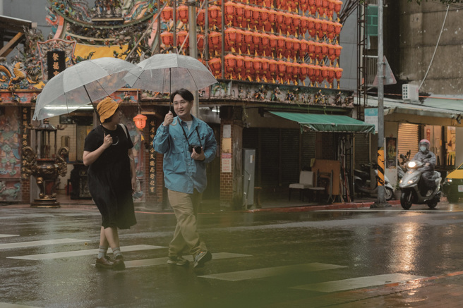 周盈君（左）与廖翊丞（右）透过实地观察找出加蚋仔当地独有的风土人文。（摄影／彭柏璋）