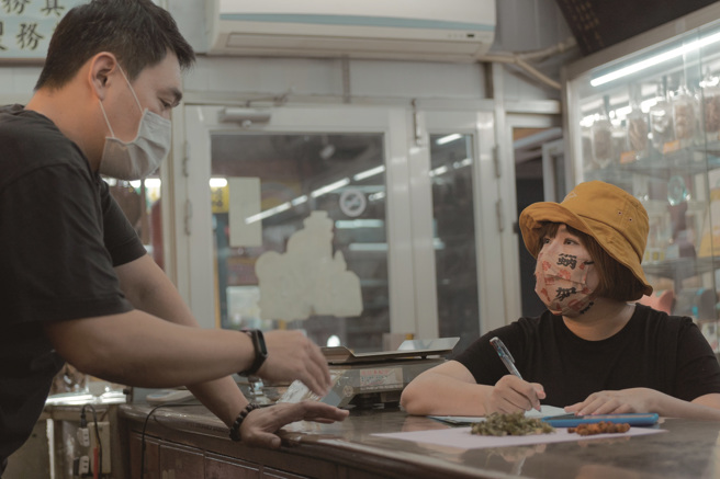 藉由田野调查及採访地方人士，周盈君以书写为地方留下纪录。（摄影／彭柏璋）