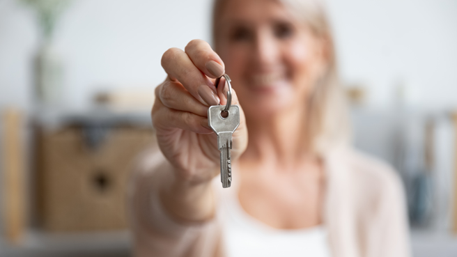 男子外地租屋遇到好房东太太，不仅帮他清水槽内碗筷，还帮忙收家中垃圾，让他有家的感觉。（示意图/shutterstock）