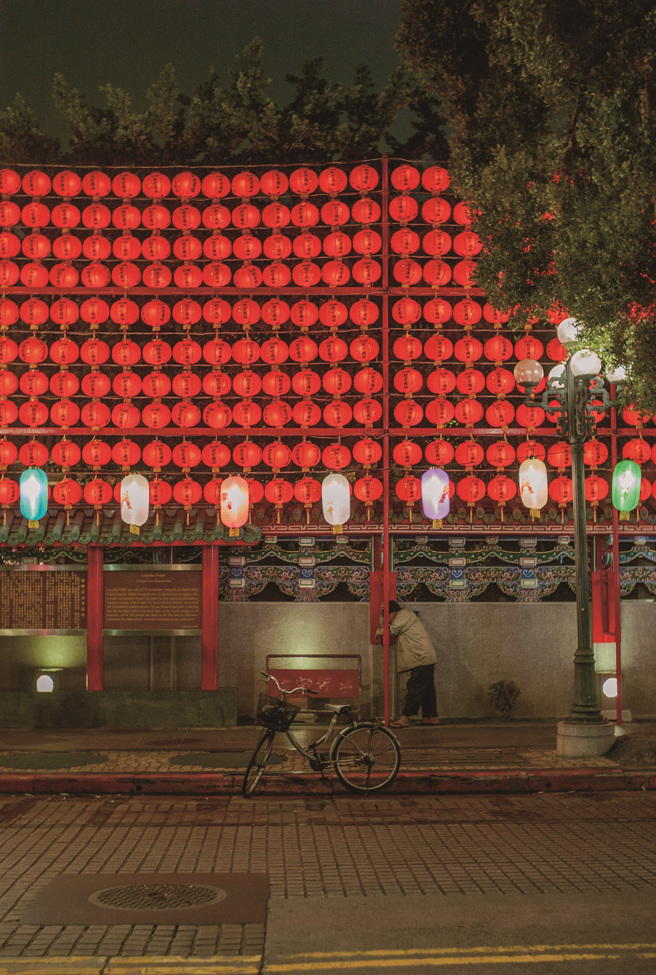 艋舺的庙宇牌楼与灯笼，在夜间亮起散发的浓厚草根气息，让来台8年的安田依旧着迷不已。（图／安田夏树）
