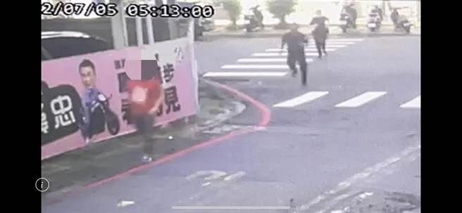 李男悠哉走出超商后，发现警方在后面追补，立刻拔腿狂奔。（民眾提供／杨舒婷高雄传真）