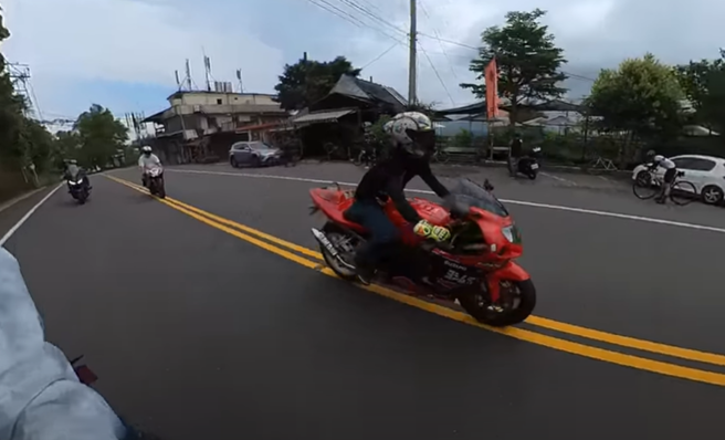 機車先在某路段騎到「對向車道」最外側逆向飆速，等到經過「區間測速儀器」後再騎回原車道，藉此躲避偵測。（翻攝自YouTube頻道「WoWtchout-地圖型行車影像分享平台」）