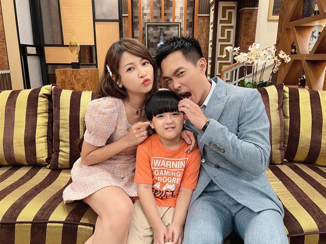 谢京颖、许仁杰还有剧中童星伦伦开心拍全家福。（民视提供）