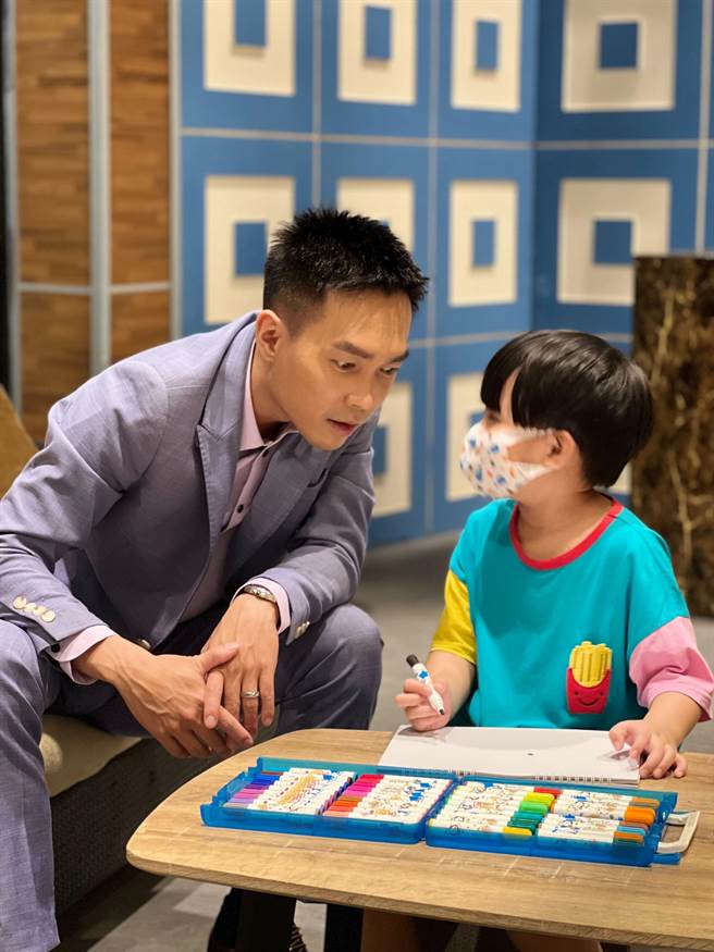 许仁杰跟童星互动有一套。（民视提供）