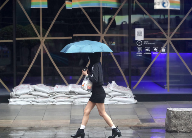 明（8）日天气又闷又热，台北有机会出现36度以上高温。(摄影记者郑任南摄)